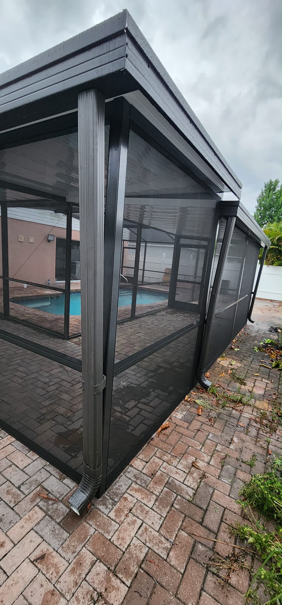 Screened pool enclosure